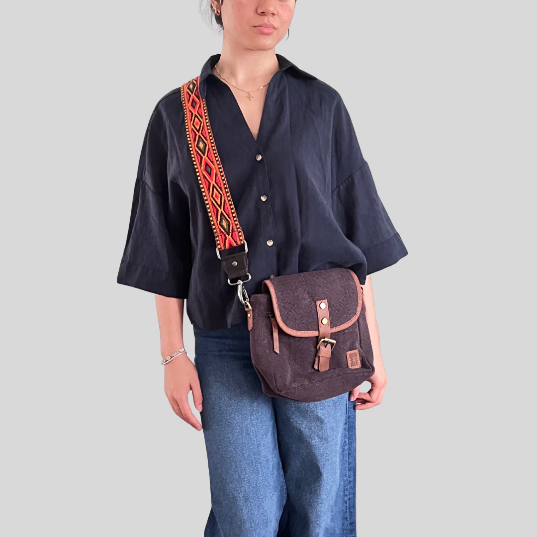 Crossbody strap PV03 on model with aubergine bag with genuine leather back