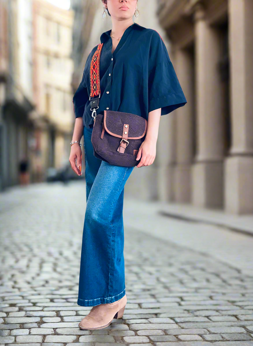 Crossbody strap PV03 on model with aubergine bag